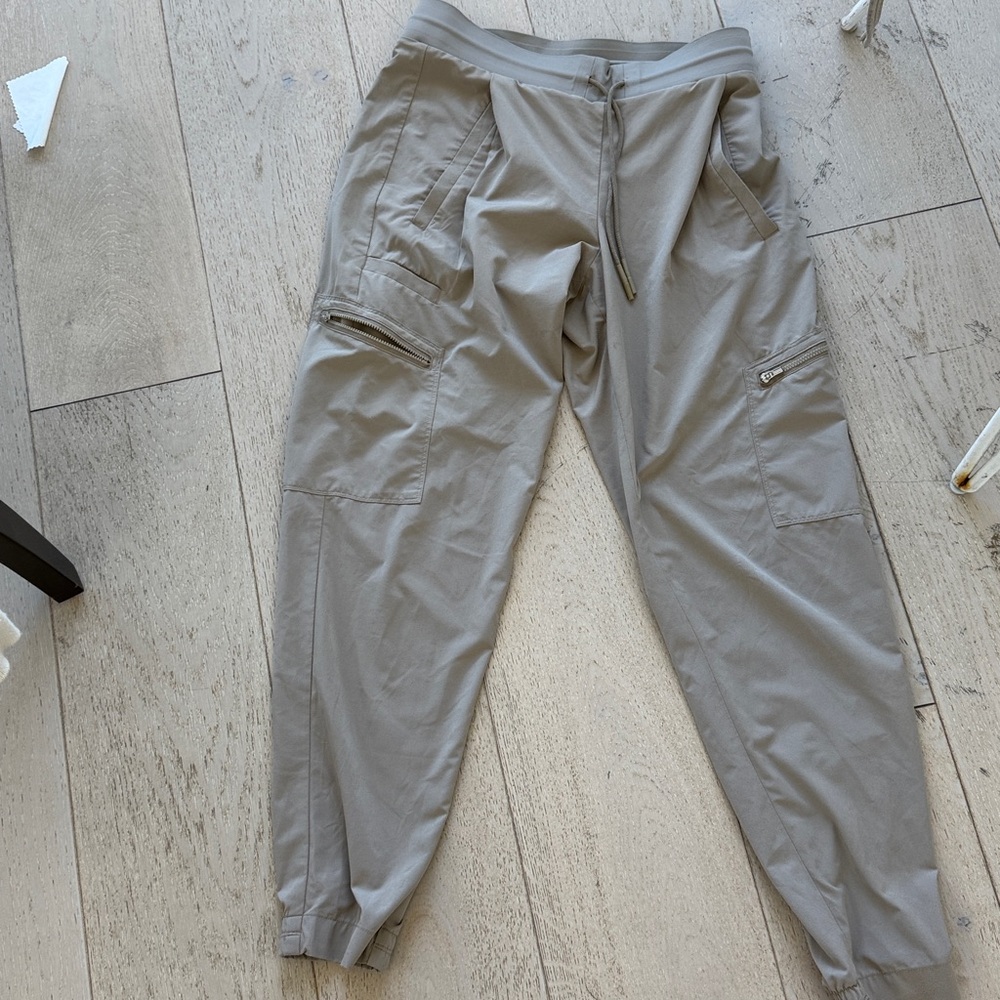 Athleta women beige  go far travel Pants size 2 but fit more like 4-6